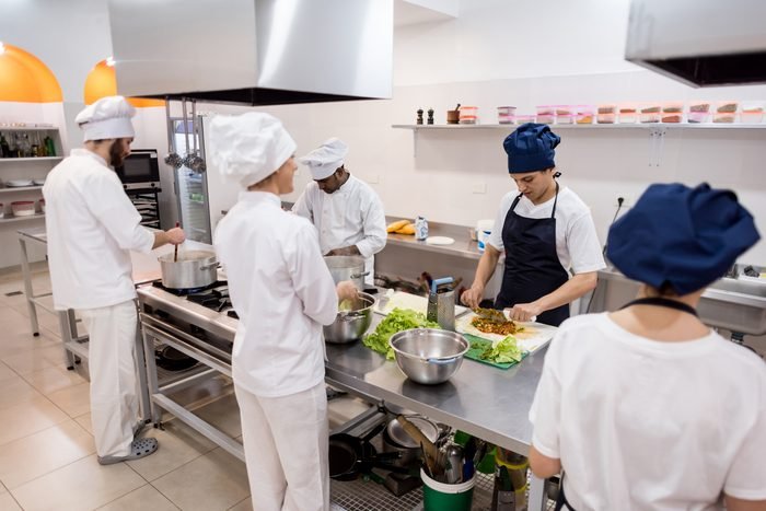Küchenteam bei der Zubereitung